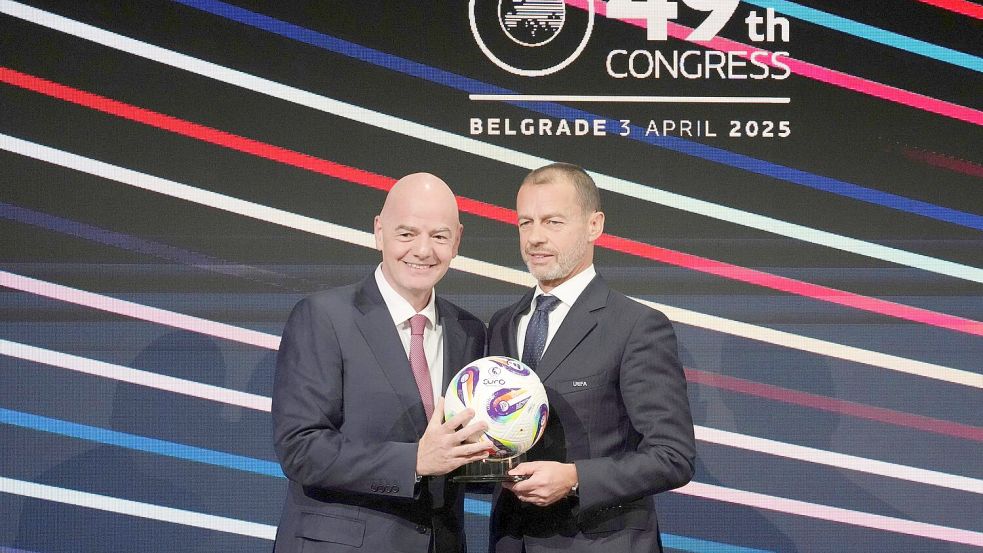 Aleksander Ceferin (r) will kein FIFA-Präsident werden, Gianni Infantino soll es nicht bleiben. (Archivbild) Foto: Darko Vojinovic/AP/dpa