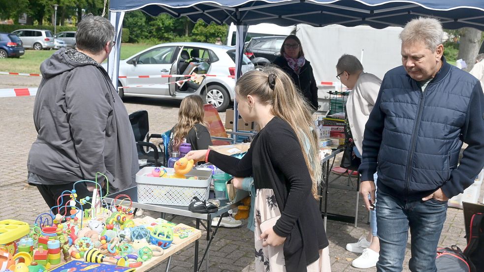 Auf dem Flohmarkt beim Familienfest des Schützenvereins Burlage wurde nach Kinderkleidung, Spielzeug und Büchern gestöbert. Foto: Holger Weers