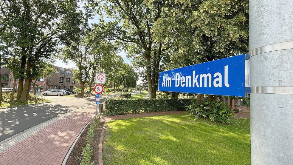 An der Straße „Am Denkmal“ in Flachsmeer wurden Namenstafeln vom Denkmal gestohlen. Foto: Carsten Ammermann/Archiv