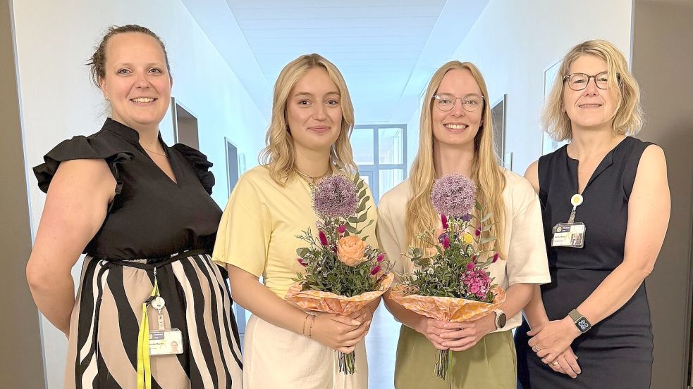 Freuen sich über die erfolgreich absolvierten Prüfungen am Klinikum (von links): Personalleiterin Franziska Macher, die frisch ausgebildeten Kauffrauen Jule Buß und Deike Welzel sowie Geschäftsführerin Daniela Kamp. Foto: Klinikum