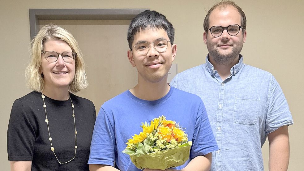 Klinikum-Geschäftsführerin Daniela Kamp und EDV-Leiter Matthias Boden (rechts) gratulieren Florian Nguyen zur bestandenen Prüfung als Fachkraft für Systemintegration. Foto: Klinikum