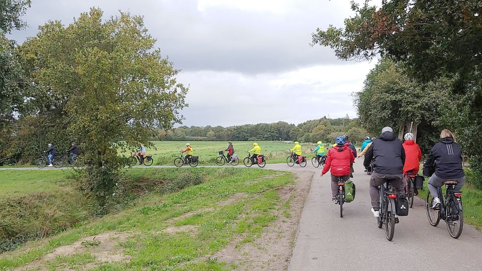 Bei der Radtour durch Westoverledingen, hier die Mobilitätstour im September 2025, stehen mehrere Stationen für umweltfreundliche Mobilität im Mittelpunkt. Foto: Gemeinde Westoverledingen