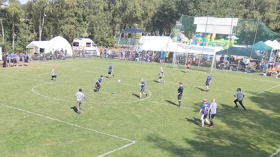Trotz des durchwachsenen Wetters war das Hobby-Fußballturnier in Potshausen wieder ein Erfolg. Fotos: Clarissa Scherzer