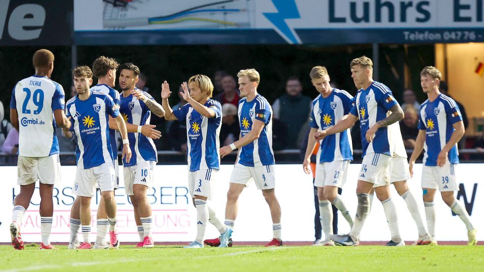 Die Fußballer von Kickers Emden wollen auch am Mittwoch beim Derby in Delmenhorst jubeln. Foto: Jens Doden/Emden