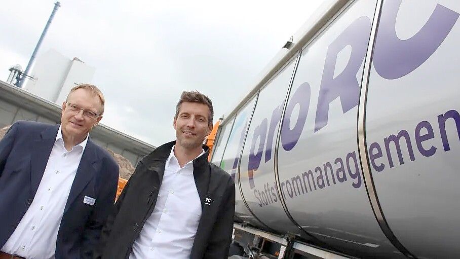 Maximilian Ueberschaar (rechts) und Torsten Brinker sind die Geschäftsführer von proRC. Ueberschaar führte unsere Redaktion über das Firmengelände im Papenburger Nordhafen. Foto: Martin Alberts