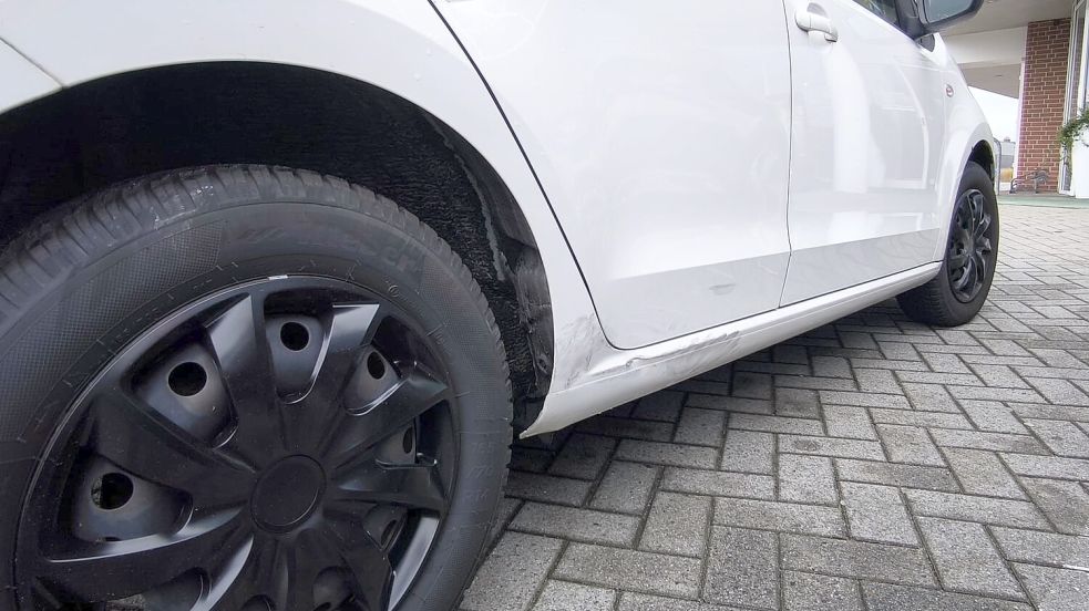 Das Foto zeigt das beschädigte Fahrzeug der 48-jährigen Autofahrerin. Ein Quad war auf der Beifahrerseite hinten in ihr Auto gefahren und anschließend geflüchtet. Foto: Daniel Grüneke