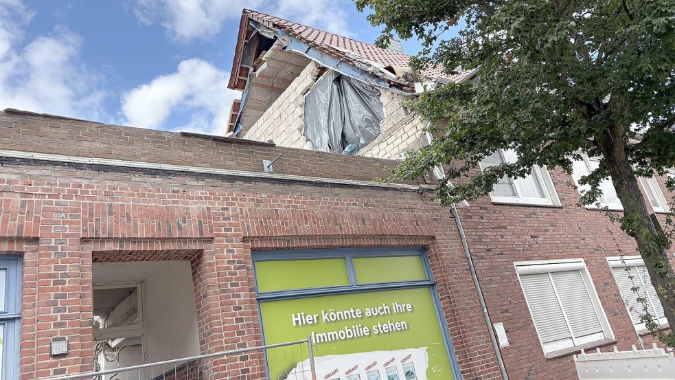 Unverhofft freigelegt: Noch ist der Giebel am Einsturzhaus in der Brückstraße offen. Foto: Stephanie Schuurman