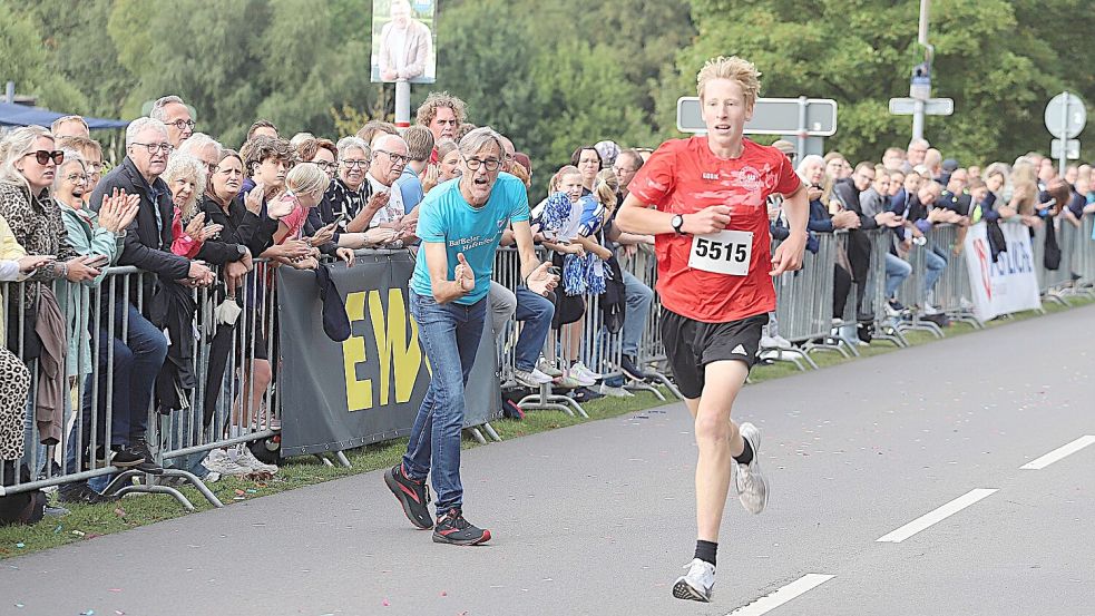 Lautstark wurde der Sieger sowohl über fünf als auch 10 Kilometer Julius Oettingen (5515) vom Cheforganisator Heinz-Hermann Thelken (links) angefeuert. Fotos: Hans Passmann