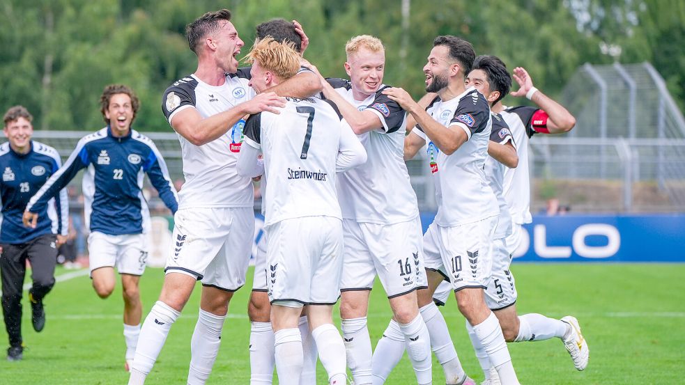 Ex-Kickers-Spieler Pascal Steinender (Nummer 7) schaffte mit Jeddeloh die Sensation. Er lebt in der Krummhörn und arbeitet in Emden. Foto: Imago
