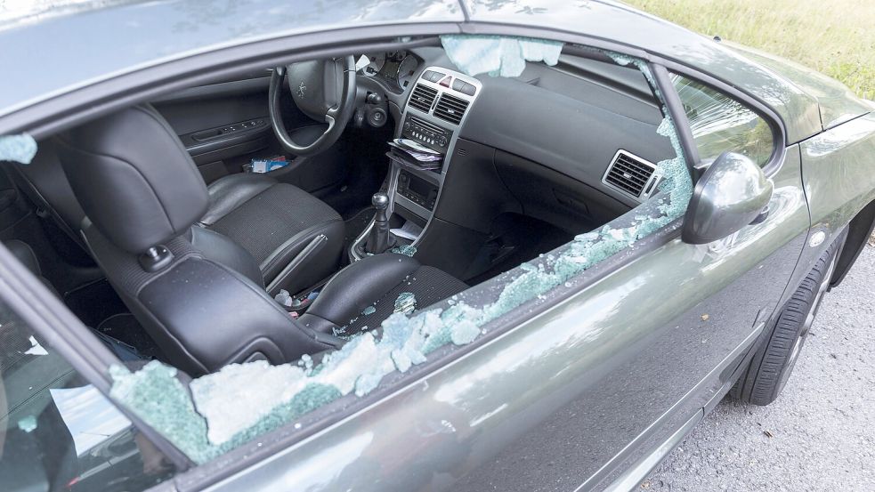 An der Bayernstraße in Bremen haben zwei Männer die Scheiben geparkter Autos eingeschlagen. Foto: imago images / Thomas Rathay