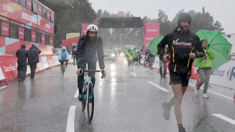 Die dritte Etappe der Vuelta ist am Schlussanstieg wegen eines heftigen Unwetters abgebrochen worden. Foto: Ed Jones/AFP/dpa