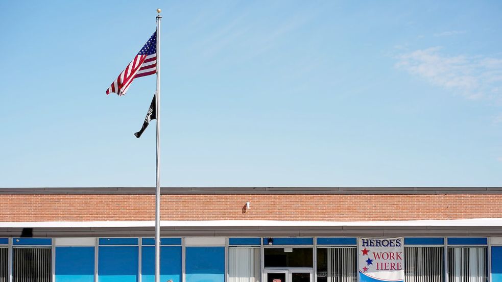 Der Postdienstleister USPS soll nach dem Willen Trumps eine Kontrollfunktion bei Briefwahlen übernehmen. (Archivbild) Foto: Charlie Riedel/AP/dpa