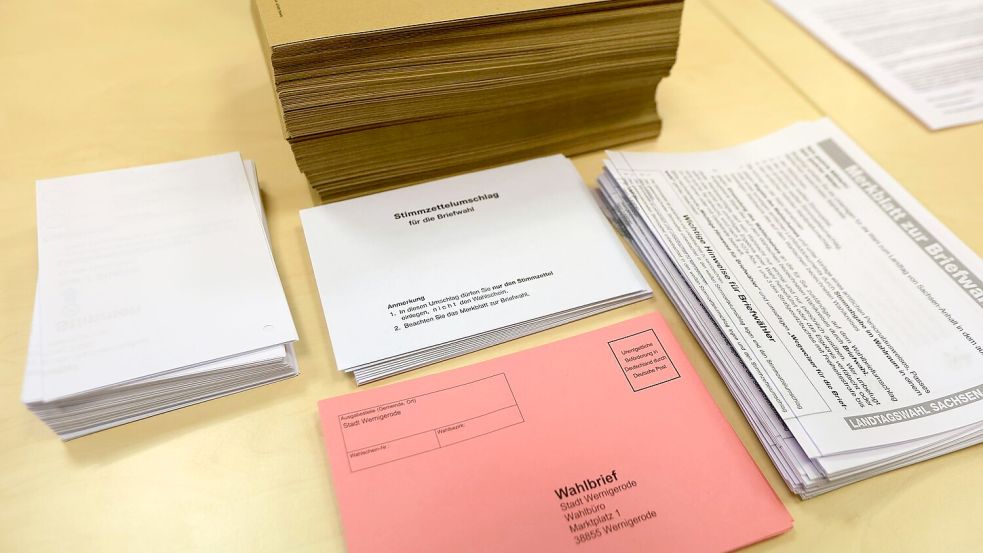 Vor dem Versand an die Bürger: Briefwahlunterlagen in Sachsen-Anhalt. Foto: Matthias Bein