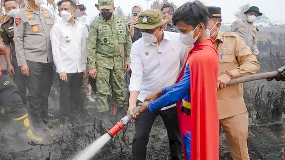 Der junge „Superman“ gilt schon jetzt als Symbolfigur im Kampf gegen die Flammen. Foto: Forestry Ministry Indonesia/dpa