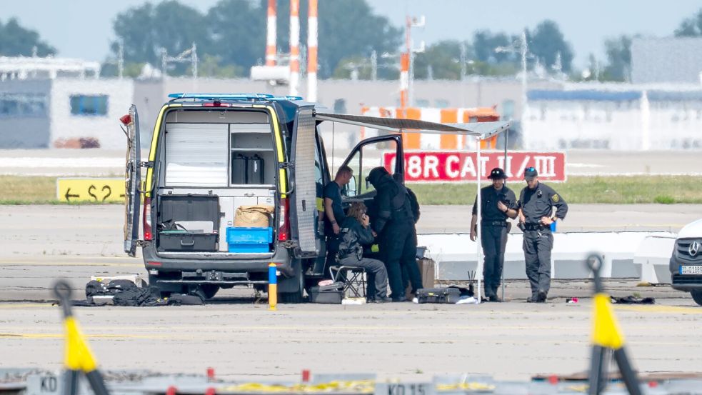 Nach dem Fund einer Drohne mit einer unbekannten Sprengvorrichtung am Flughafen Leipzig/Halle haben die Zentralstelle Extremismus Sachsen und das Landeskriminalamt die Ermittlungen übernommen. Foto: IMAGO/EHL Media