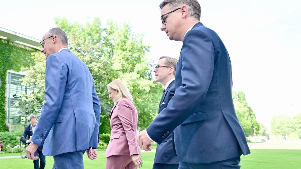 Bundeskanzler Friedrich Merz (l, CDU), hat Ende Juli sein Kabinett umgebaut und die neuen Ministerposten präsentiert. Foto: dpa/Sebastian Gollnow