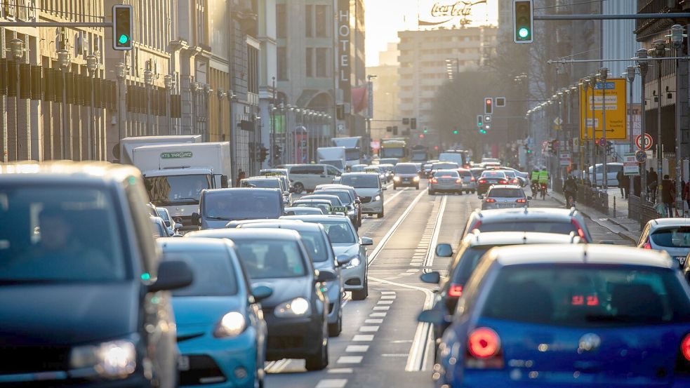 Das Auto bleibt für die meisten Menschen das wichtigste Fortbewegungsmittel. (Archivbild) Foto: Kay Nietfeld