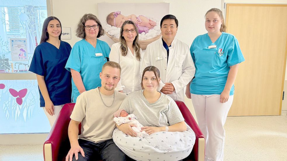 400. Geburt im Marien Hospital Papenburg Aschendorf: Bushra Al Qatan, Assistenzärztin Gynäkologie und Geburtshilfe, Sandra Lauenstein, Hebamme, Frencije Selmanaj, Chefärztin Pädiatrie, Dr. Si Tuan Truong, Chefarzt Gynäkologie und Geburtshilfe und Carina Dreesmann, Pflegefachfrau Station 3. Foto: Marien Hospital Papenburg Aschendorf