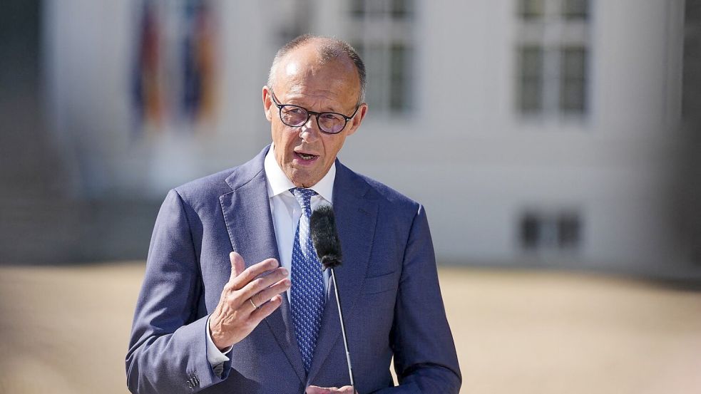Bundeskanzler Friedrich Merz (CDU) äußert sich zum Auftakt der Kabinettsklausur im Schloss Neuhardenberg auch über den Vorfall mit einer Sprengstoffdrohne in Leipzig. Foto: Kay Nietfeld/dpa