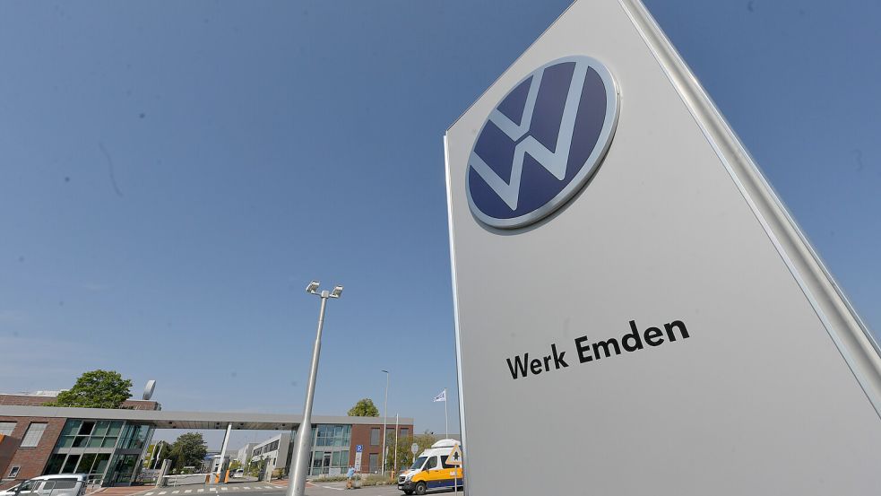 Die Zukunft des Emder VW-Werks bleibt ungewiss. Am Mittwoch wird VW-Chef Blume am Standort erwartet. Foto: Klaus Ortgies/Archiv
