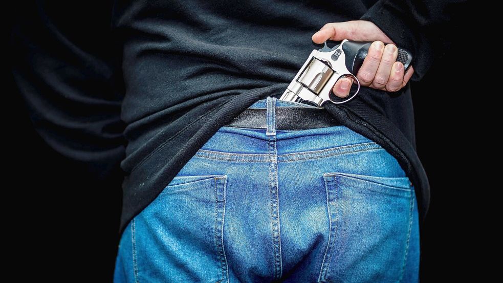 Mit gezogener Schusswaffe haben zwei Männer am Montag eine Tankstelle in Bremen überfallen. Foto: imago images / Karsten Schmalz