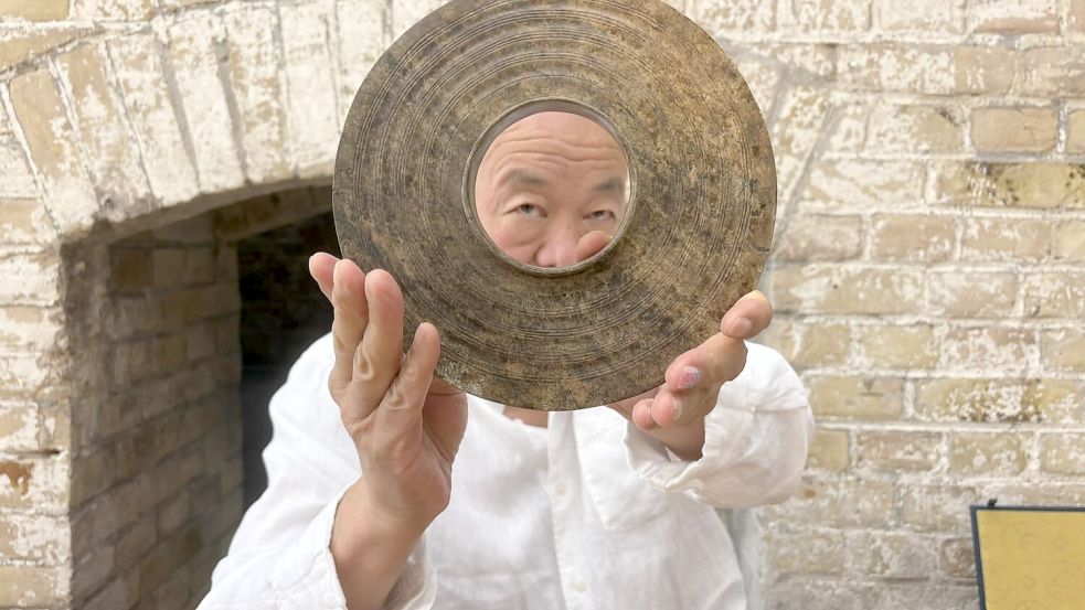 Die Pose sitzt: Ai Weiwei mit einem historischen Kunsgegenstand. Foto: Daniel Benedict