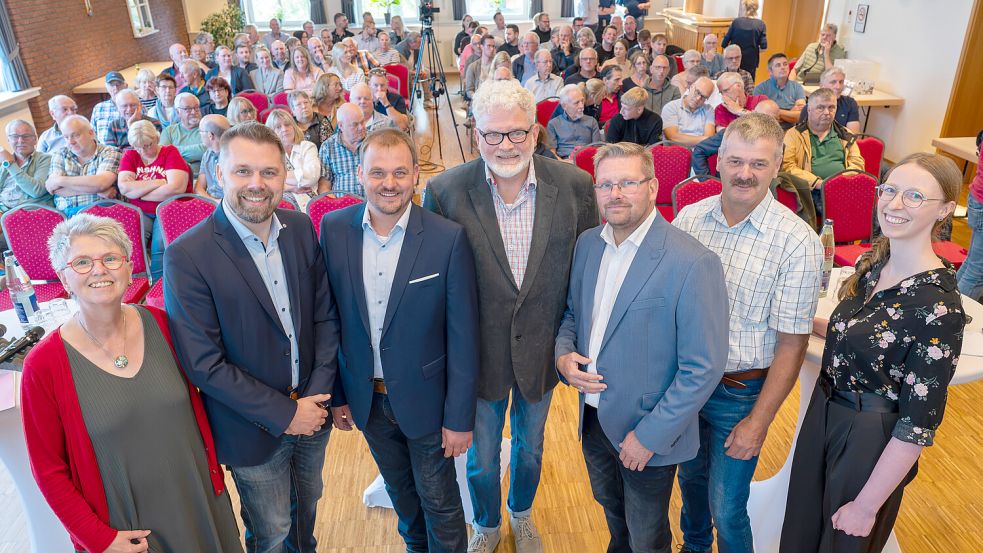 Bei der Podiumsdiskussion in Hesel haben die Redakteurinnen Karin Lüppen (links) und Jasmin Oltmanns (rechts) durch den Abend geführt. Die Bürgermeisterkandidaten Joachim Heyo Duin (von links), Andreas Rademacher, Holger Gerd Kleihauer, Lars Schipper und Erwin Burlager haben sich den Fragen gestellt. Foto: Klaus Ortgies