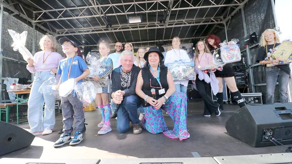 Freude bei der Siegerehrung der Mini-Playback-Show auf dem Hafenfest in Barßel: Leevke Freitag gewann vor Naja und Stina. Oganisatorin Anita Pastoor (vorne im Bild) und DJ Ewald freuen sich über den anhaltenden Erfolg der Veranstaltung. Foto: Privat