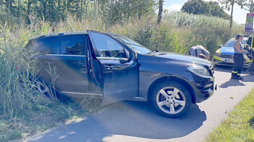 Der Wagen blieb auf einem Grünstreifen zwischen Graben und Radweg stehen. Foto: Holger Janssen