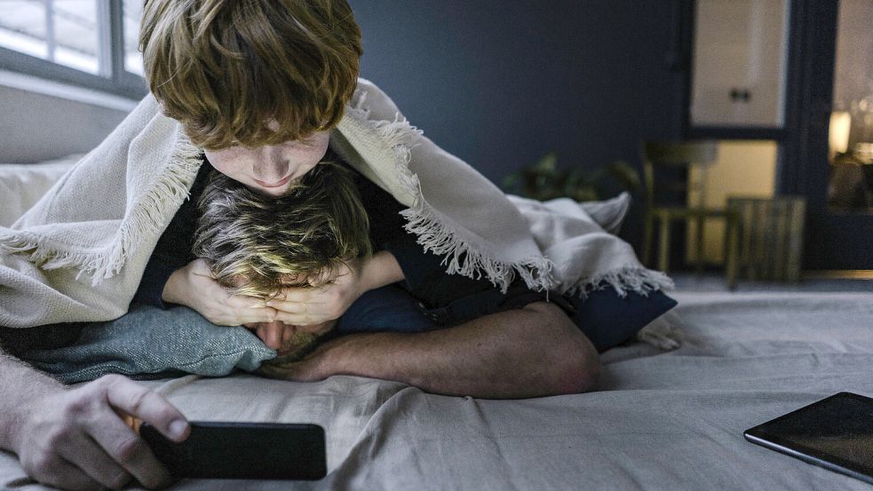 Viele Eltern wissen gar nicht, was geanu ihre Kinder online machen – und erst recht nicht, wie man sie gegen Übergriffe schützen kann. Foto: Imago/Westend61