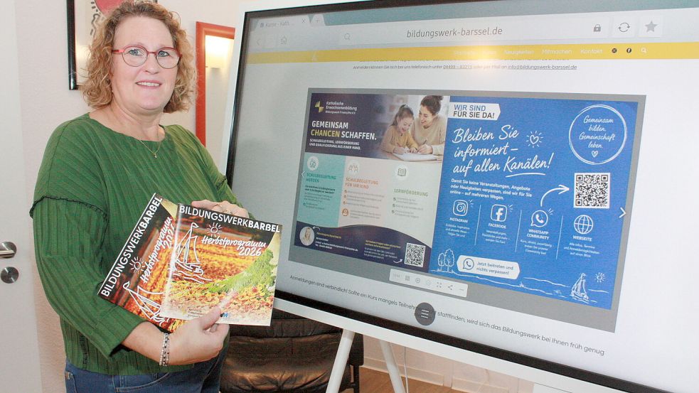 Mitarbeiterin Anja Behrens präsentiert das neue Herbstprogramm des Bildungswerkes Barßel für das zweite Halbjahr 2026. Foto: Hans Passmann