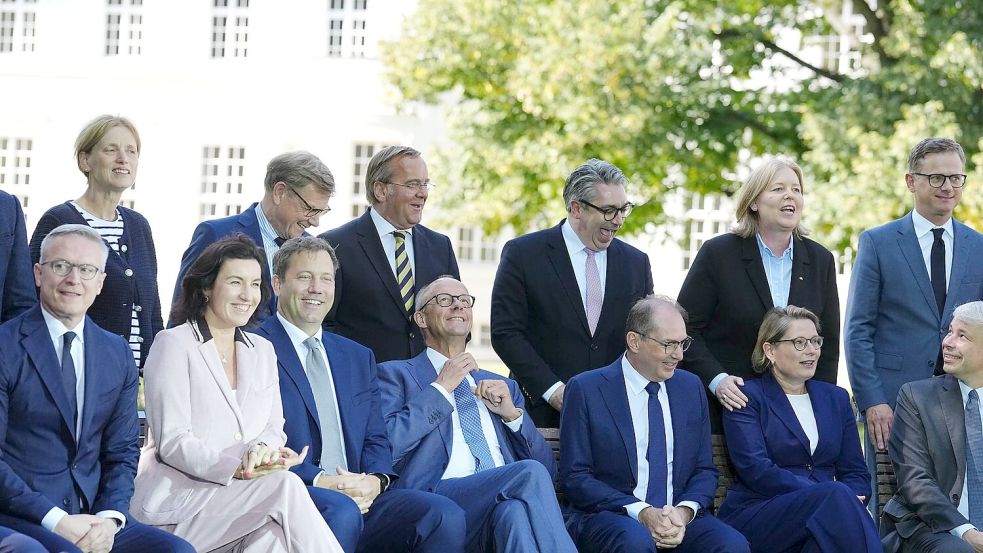 Das neu aufgestellte Kabinett demonstriert in Neuhardenberg gute Laune. Foto: Kay Nietfeld/dpa