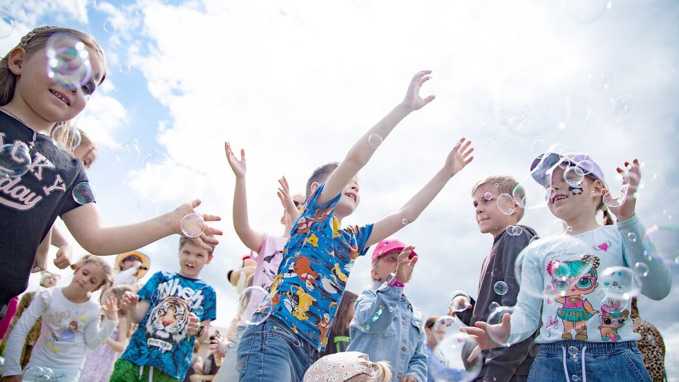 Unter dem Motto „Starke Kinder – Starke Zukunft“ kündigt die Stadt Papenburg ein Fest zum Weltkindertag an. Foto: Pexels
