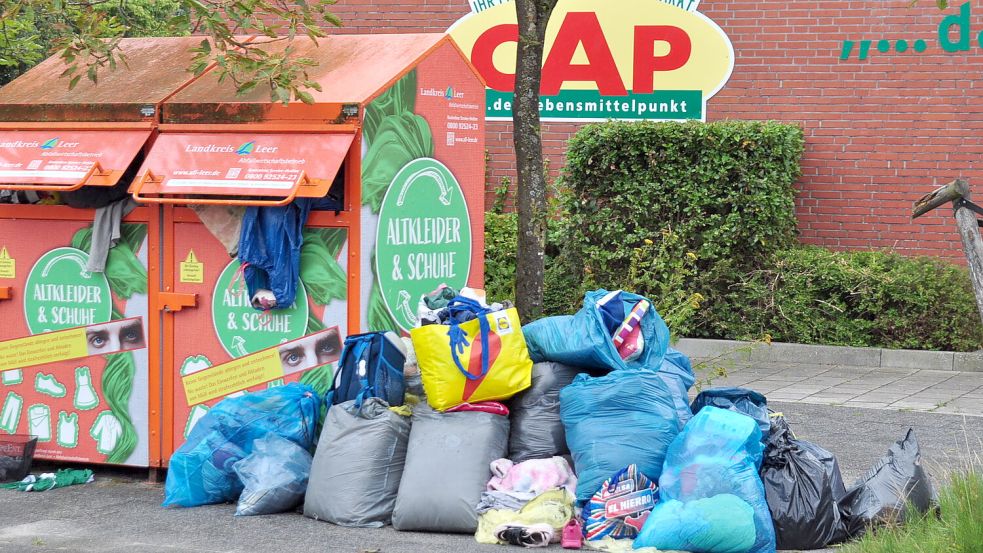 Diesen Anblick hatten nicht nur Anwohner des Liegnitzer Hofes in Leer satt: Der Abfallwirtschaftsbetrieb hat die Altkleidercontainer abgebaut. Foto: Bodo Wolters