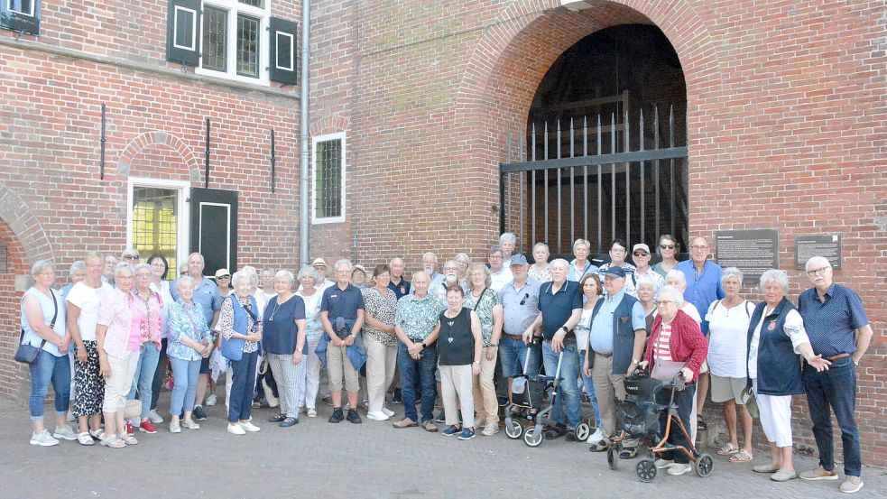 Fast 50 Saterfriesen erlebten die Schönheit von Appingedam, wo sich die Reisegruppe zu einem gemeinsamen Foto aufgestellt hatte. Foto: Wilhelm Hellmann
