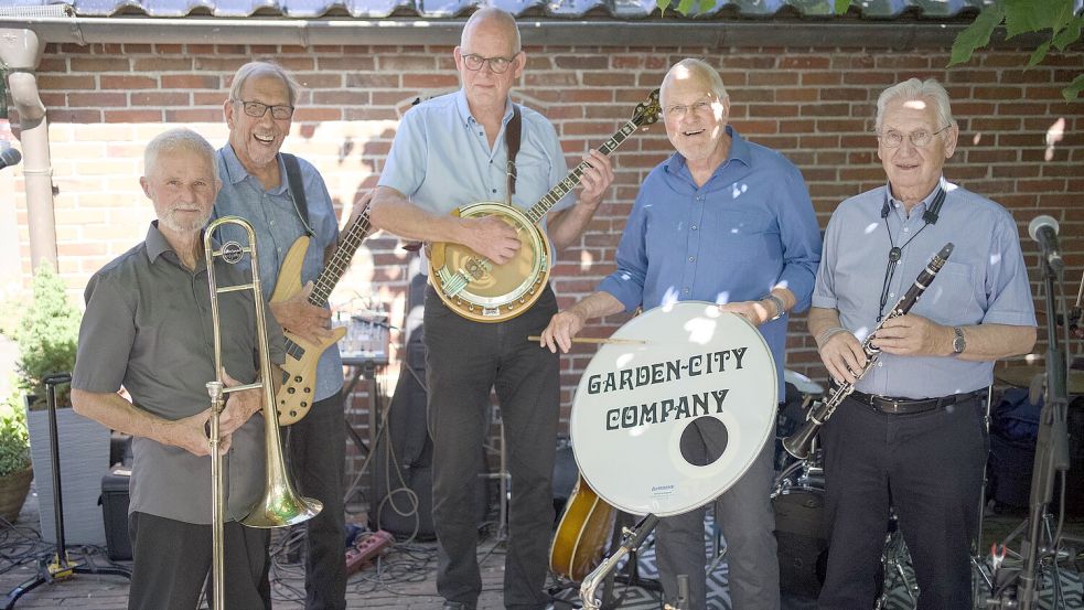 Die Jazz Formation Garden City Compan tritt auf dem Rhauderfehner Marktplatz auf. Foto: Günter Tjards
