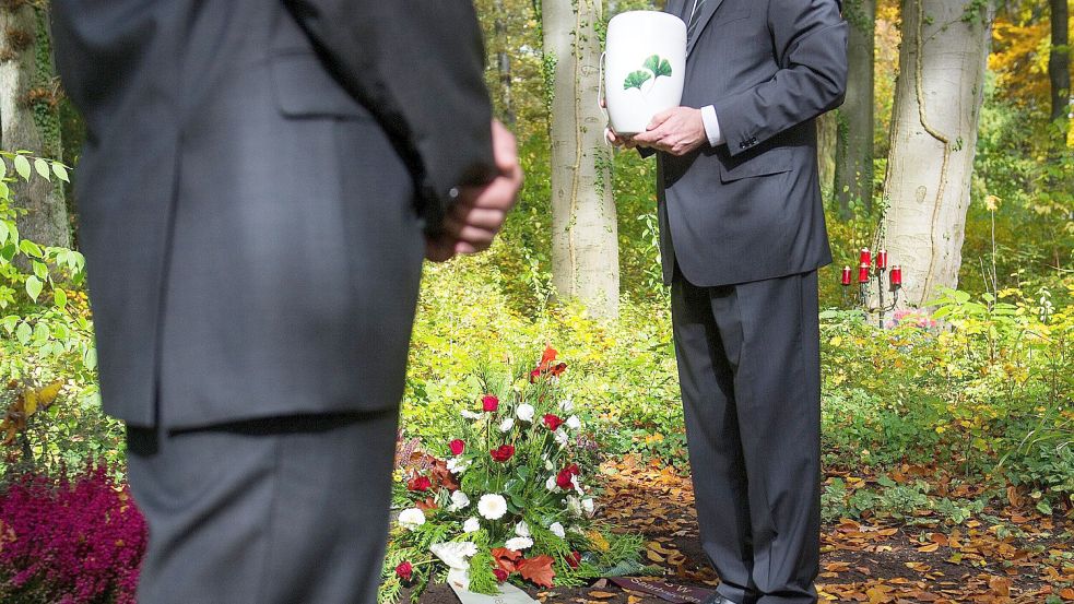 Trauerfeier auf dem Friedhof: Diese Auszeit nutzen Einbrecher gezielt, um bei Hinterbliebenen einzubrechen. Foto: Oliver Dietze/dpa