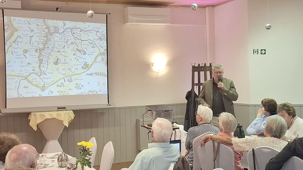 Bürgermeister Theo Douwes sprach über die Entstehung und Entwicklung der zwölf Ortschaften der Gemeinde Westoverledingen. Foto: Seniorenbeirat