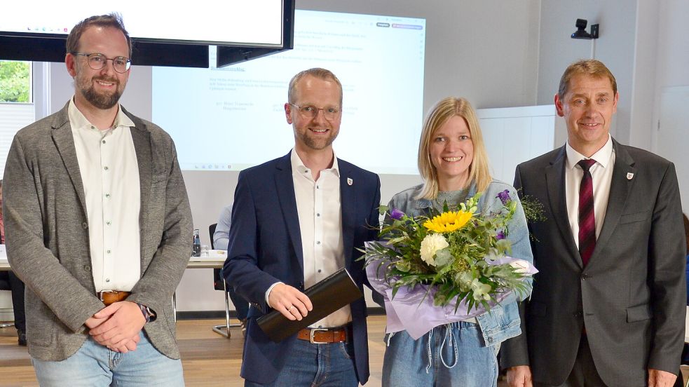 Vorgänger Malte van Mark (von links), Erster Gemeinderat Stefan Rabenberg, seine Ehefrau Katherina Rabenberg und Bürgermeister Heinz Trauernicht bei der Sitzung des Uplengener Gemeinderats. Foto: Hannah Lehmann