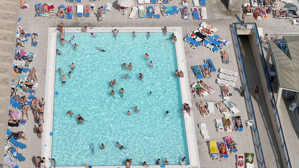Immer wieder müssen in Spanien Freibäder hastig geräumt werden, weil vor allem Kinder und Jugendliche absichtlich ihre Fäkalien ins Wasser ablassen. (Archiv-Bild) Foto: Rainer Jensen