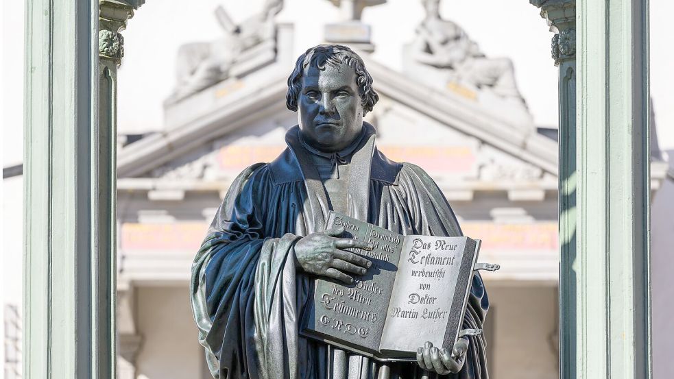 Sachsen-Anhalt ist an zahlreichen Orten mit dem Leben und Wirken Martin Luthers verbunden - an der Wittenberger Schlosskirche hat der Reformator der Überlieferung nach seine 95 Thesen angeschlagen. (Archivbild) Foto: Hendrik Schmidt