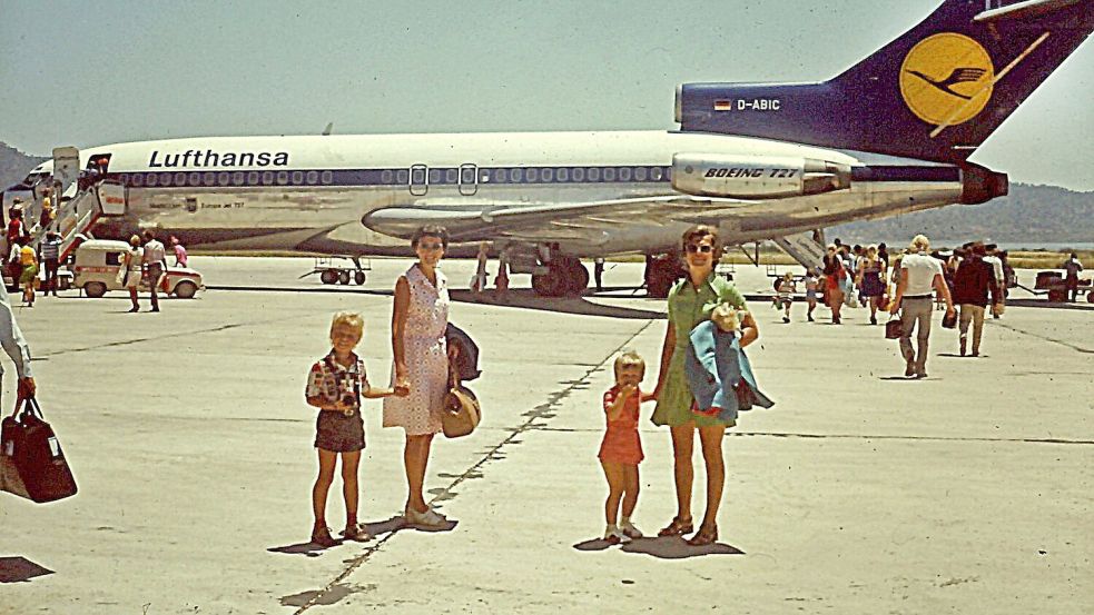 Damals war man noch wer als Deutscher: Touristen aus dem Ruhrgebiet kommen 1973 - noch zur Zeit von Diktator Franco - auf dem Flughafen von Ibiza an. (Archivbild) Foto: Christoph Driessen/dpa
