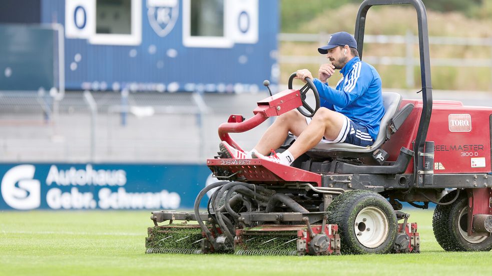 Björn Lindemann sorgte am Dienstagvormittag selber für einen ordentlichen Trainingsplatz. Hier ein Archivbild von vor der Partie gegen Eimsbüttel. Foto: Doden/Emden