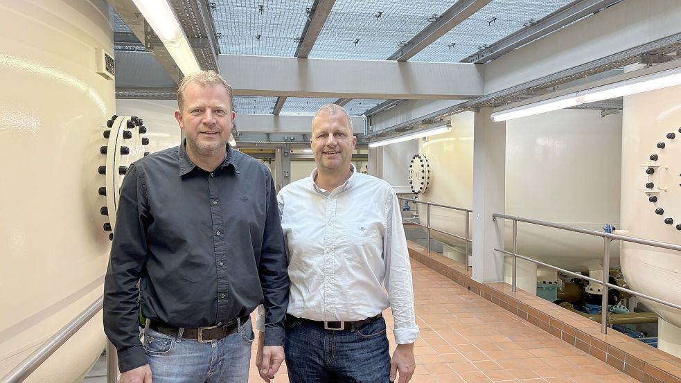 Geschäftsführer Frank Müller (links) und sein Stellvertreter Ewald Alting planen, das Wasserwerk zu erweitern. Foto: Dirk Hellmers