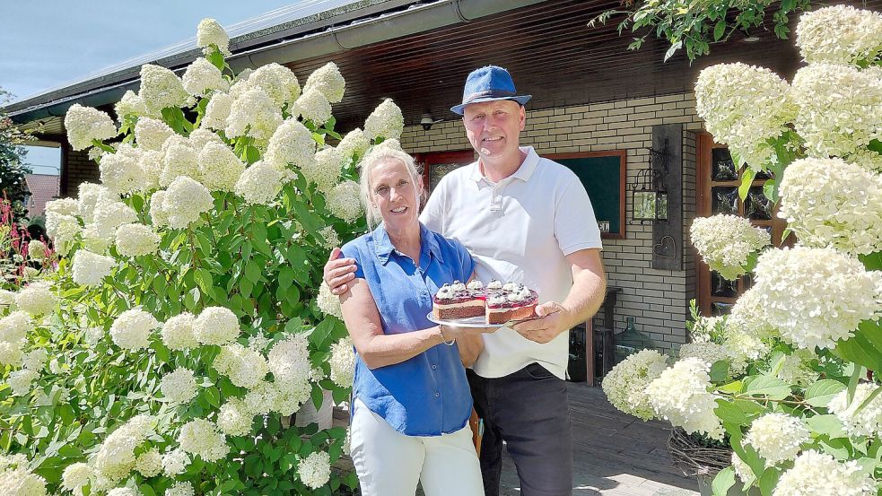 Sabine Böök und Andreas Rieken begrüßen seit einigen Jahren ihre Cafégäste im eigenen Garten. Foto: Lisa Siegler