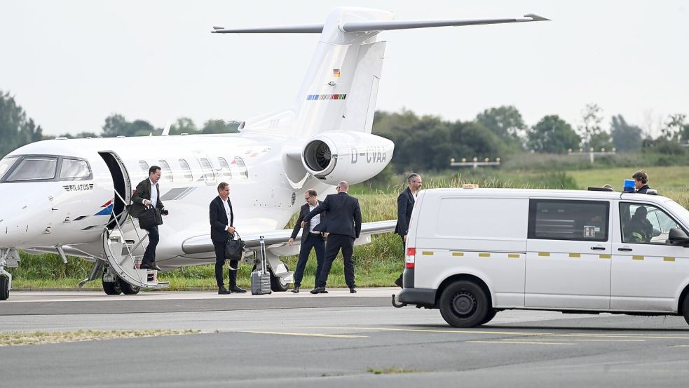 VW-Chef Oliver Blume (2. von links) spricht heute bei der Betriebsversammlung in Emden und muss dann weiter nach Zwickau. Foto: Lars Penning