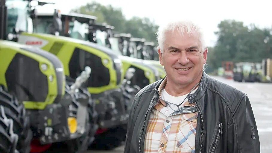Johann Freerks ist seit 50 Jahren bei Wittrock Landtechnik in Rhede-Brual tätig. Laut Seniorchef Bernd Wittrock ist er der erste, dem das in der Unternehmensgeschichte gelungen ist. Fotos: Martin Alberts
