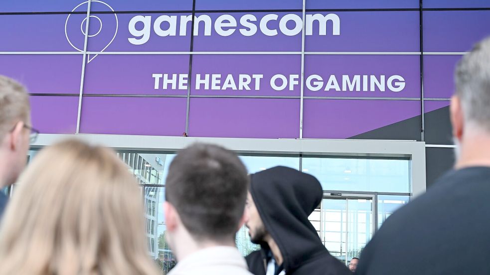 Sie können es kaum Abwarten: Besucherinnen und Besucher warten bei der Gamescom 2025 darauf, dass die Türen aufgehen und sie in die Messehallen strömen können. (Archivbild) Foto: Wolf von Dewitz/dpa