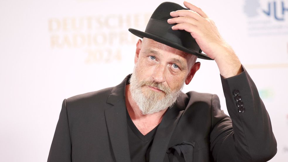 Sein autobiografisches Buch bezeichnet Torsten Sträter als „Sammelsurium aus Gedanken, Beobachtungen, kontrolliertem Kontrollverlust, Absurditäten, emotionalen Fehlermeldungen und Situationen, die dringend hätten verhindert werden müssen“. Foto: dpa/Christian Charisius