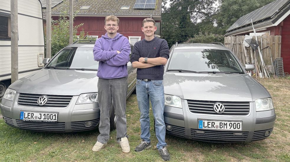Janno (links) und Marten Buchwald aus Langholt mit ihren VW Passat, mit denen sie Ende Mai zu einem Dreh mit Matthias „Matze“ Malmedie nach Köln gefahren sind. Foto: Horst Kruse